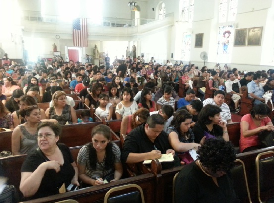 DREAMers và gia đình của họ đợi trong phòng tràn ở Nhà thờ St. Mary