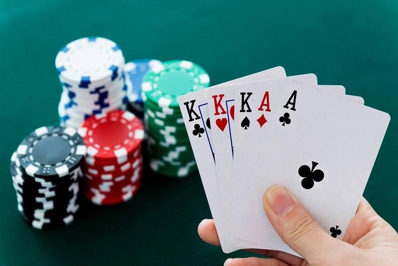 Đồng xu may mắn lật bài Poker là gì?
